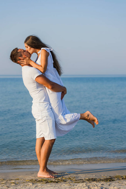 couple kissing on the background of the sea - Foto, imagen