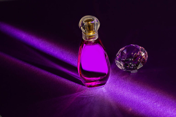 Renkli arka planda yansıtmalı parfüm şişeleri stüdyosu. Parfümler, kozmetikler, parfüm koleksiyonu.. - Fotoğraf, Görsel