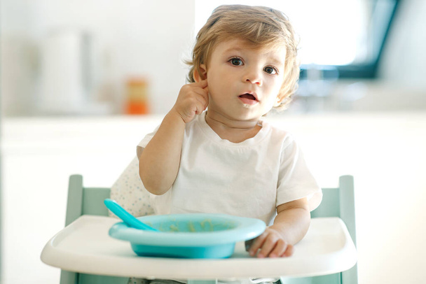 Vauva syö. Pieni lapsi syö kotona yksin.. - Valokuva, kuva