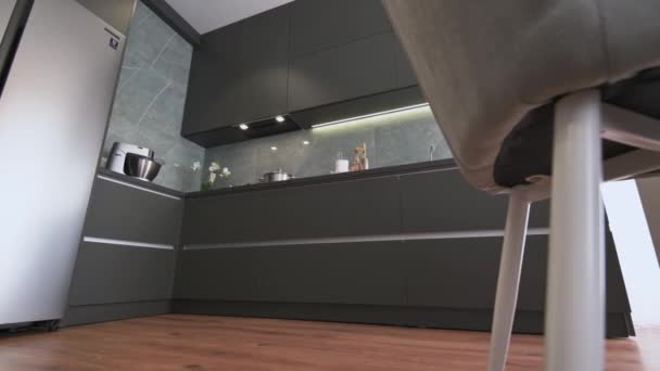 Lujo moderno cocina gris oscuro tiro desde ángulo bajo - Metraje, vídeo