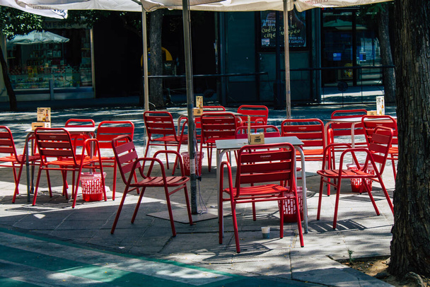Sewilla Hiszpania 21 sierpnia 2021 Krzesła i stoły restauracji na ulicach Sewilli podczas epidemii koronawirusu w Hiszpanii - Zdjęcie, obraz