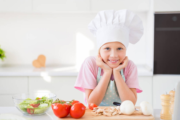 Foto van jong meisje blij positieve glimlach koken keuken gezond maaltijd ingrediënten diner binnen - Foto, afbeelding