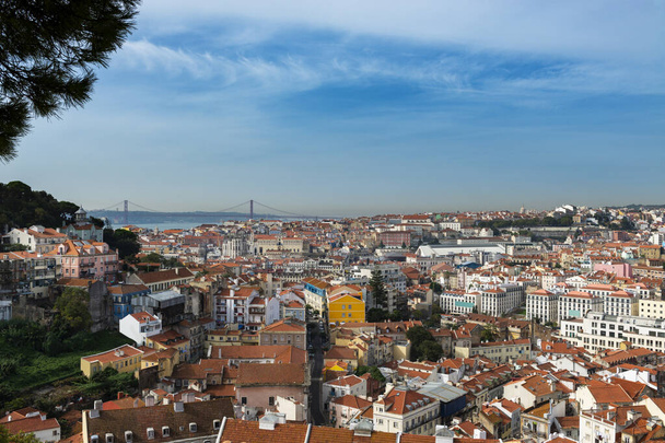 リスボン市内中心部を背景にタガス川とグラサ展望台(ミラドゥロ・ダ・グラサ)からの眺め、ポルトガル - 写真・画像