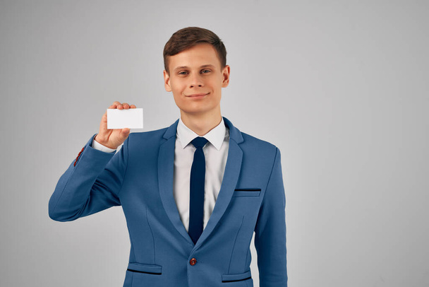 zakenman in een pak met een visitekaartje kopieer ruimte advertentie - Foto, afbeelding