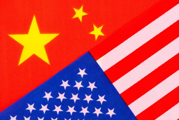 Fragmentos das bandeiras estatais dos EUA e da China - Foto, Imagem