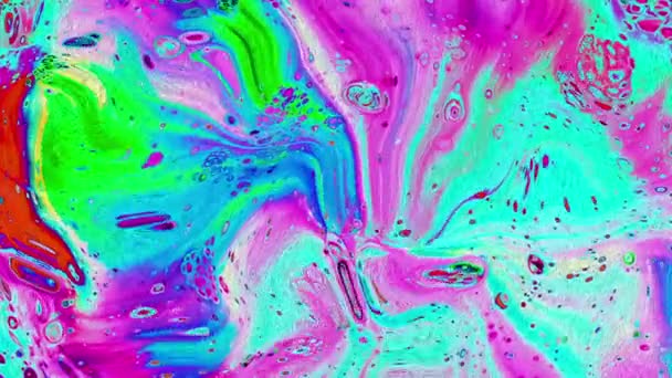 Abstrakti psykedeelinen animaatio eri kirkkaista neonväreistä. Pinnan liike ja hämärtyminen aaltojen ja käyrien muodossa taustana - Materiaali, video