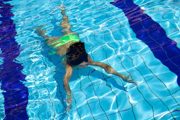 schöne Frau schwimmt unter Wasser - Foto, Bild