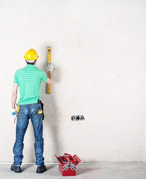 строительный работник с использованием уровня и других инструментов
 - Фото, изображение