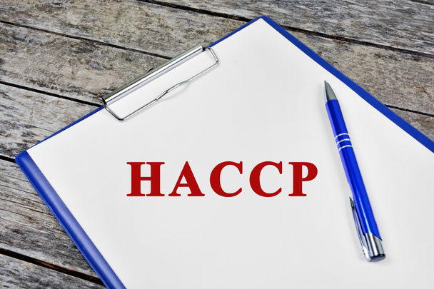 HACCP gecERTIfieerd. Tekst over wit papier op houtondergrond close-up - Foto, afbeelding