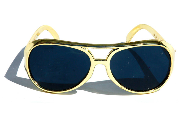 Cadılar Bayramı. Cadılar Bayramı kostümü. Güneş gözlüğü. Altın güneş gözlüğü. Ucuz güneş gözlüğü. Parti Güneş Gözlüğü. Zarif güneş gözlükleri. Kostüm Partisi Güneş Gözlüğü. Güneş gözlüğü. Elvis Güneş Gözlüğü. Retro güneş gözlüğü. Komik güneş gözlükleri. Moda güneş gözlüğü. Gözünü tak. Gözlükler. - Fotoğraf, Görsel
