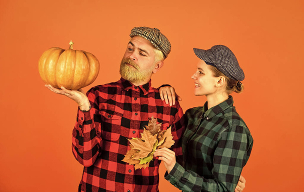 Welcome autumn. colors of fall season. Harvest time concept. happy family of farmers. man and woman retro peaked hat. vintage couple hold pumpkin and maple leaves. halloween - Fotografie, Obrázek