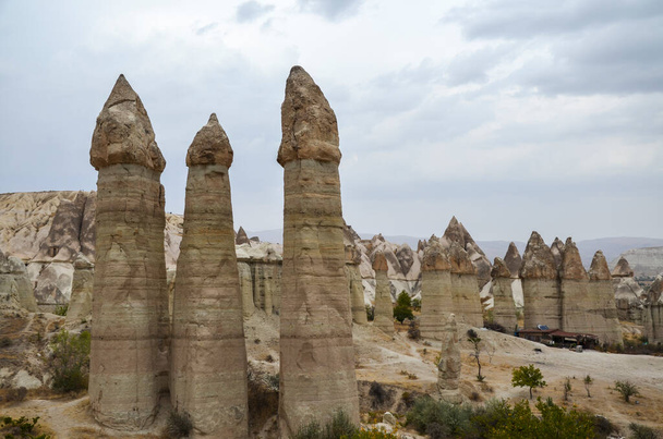 Известные скальные образования в долине любви в Каппадокии, историческом регионе Центральной Анатолии в Турции - Фото, изображение