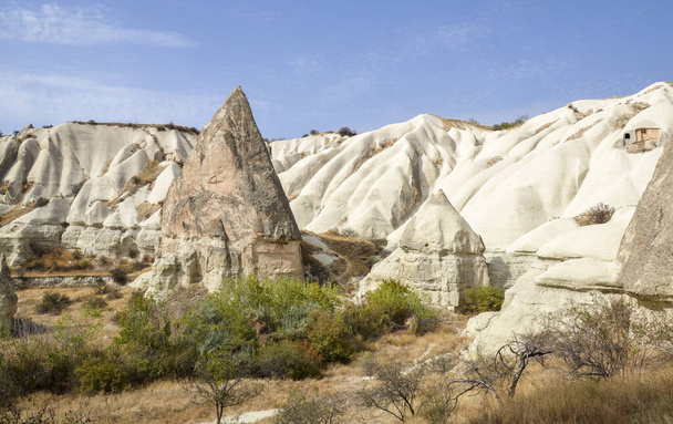 Paesaggi incredibili, antiche case rupestri e formazioni rocciose nella colorata Valle dei Piccioni in Cappadocia, Turchia. Viaggiare nel mondo concetto - Foto, immagini