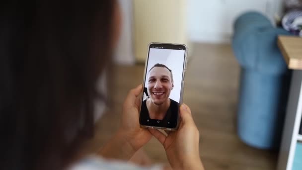 Mujer teniendo chat de vídeo con un amigo utilizando el teléfono inteligente disfrutando de la comunicación con la familia en la conexión del teléfono móvil - Metraje, vídeo