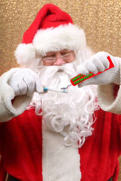 Santa Claus. Santa Claus brushes his teeth. - Fotoğraf, Görsel