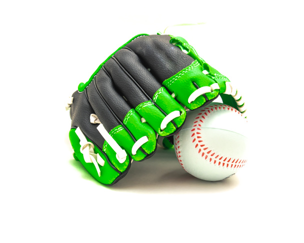 Baseballové rukavice nebo rukavice bez rukavic s kuličkou izolovanou na bílém. Velká kožená rukavice nošená míčkem, mládežnickými baseballovými hráči obranného týmu - Fotografie, Obrázek