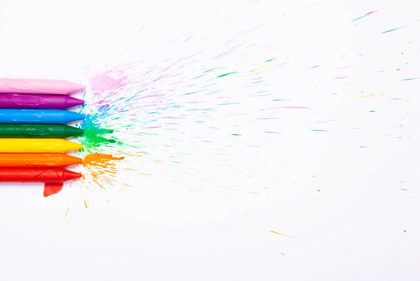 lápices de colores arco iris con tinta reventada. Escuela de concepto - Foto, imagen