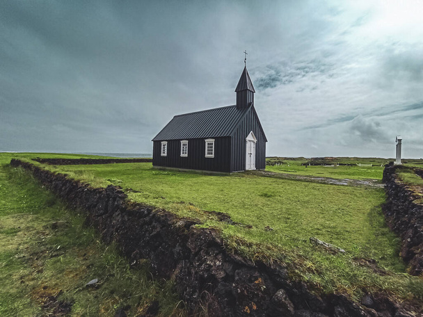 La Chiesa Nera di Budir si trova sulla costa meridionale della penisola di Snaefellsnes in Islanda. - Foto, immagini