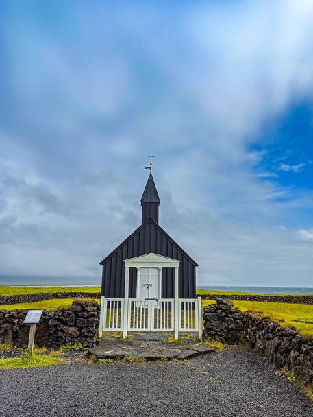 Черная церковь Будира расположена на южном побережье полуострова Снайфельснес в Исландии. - Фото, изображение