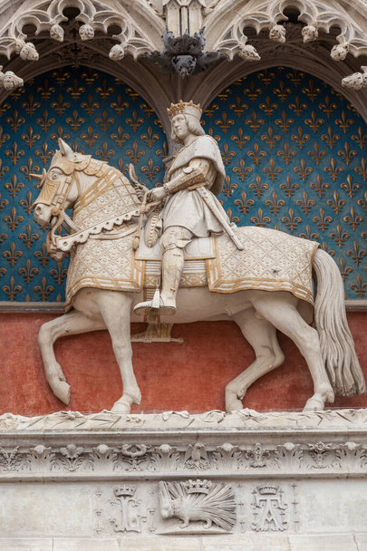 Op de voorgevel van het kasteel Royal de Blois, gelegen in het centrum van Blois, in de Loire-vallei van Frankrijk, staat een standbeeld van koning Lodewijk XII op zijn paard. Een residentie voor meerdere Franse koningen, - Foto, afbeelding