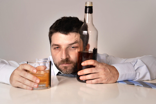 borracho hombre de negocios desperdiciado y botella de whisky en el alcoholismo
 - Foto, imagen