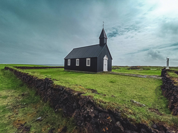 Musta kirkko Budir sijaitsee etelärannikolla Snaefellsnes niemimaalla Islannissa. - Valokuva, kuva