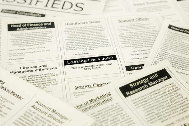 búsqueda de empleo en clasificados y periódicos
  - Foto, imagen