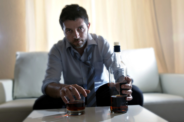 opilý obchodník zbytečně a láhev whisky v alkoholismu - Fotografie, Obrázek