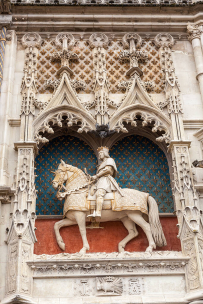 Op de voorgevel van het kasteel Royal de Blois, gelegen in het centrum van Blois, in de Loire-vallei van Frankrijk, staat een standbeeld van koning Lodewijk XII op zijn paard. Een residentie voor verschillende Franse koningen, Jeanne d 'Arc was er in 1429 - Foto, afbeelding
