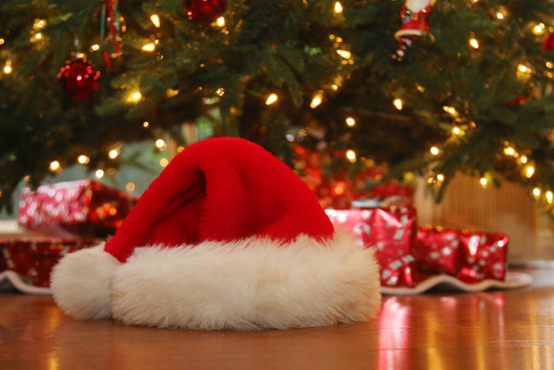 Noel zamanı. Noel Baba Şapkası. Noel Baba Şapkası Noel ağacının altında. Noel Baba buradaydı. Noel Baba Şapkası. Mutlu noeller. İyi tatiller. Noel görüntüleri. Noel Baba Şapkası. Noel Baba Şapkası Noel ağacının altında. Mesajda Noel Baba 'nın burada olduğu yazıyor. Ho Ho Ho. Xmas  - Fotoğraf, Görsel