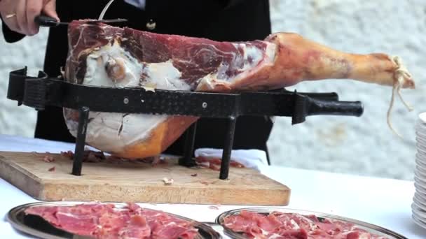 σερβιτόρος, ενώ σε φέτες jamon, το ισπανικό ζαμπόν - Πλάνα, βίντεο