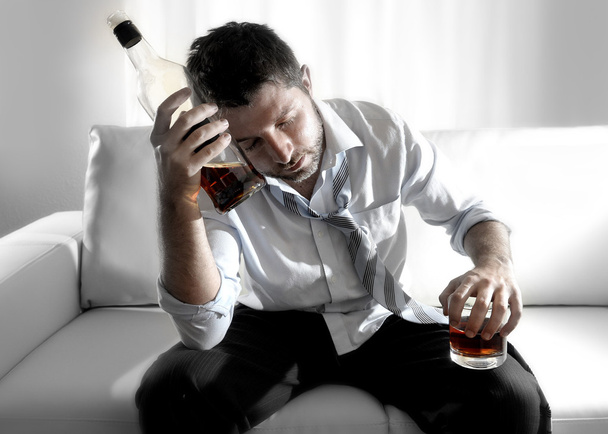 uomo d'affari ubriaco sprecato e la bottiglia di whisky nell'alcolismo - Zdjęcie, obraz