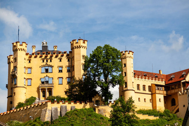 Le château de Hohenschwangau (en allemand : Schloss Hohenschwangau) est un palais du XIXe siècle situé dans le sud de l'Allemagne. C'était la résidence d'enfance du roi Louis II de Bavière et a été construit par son père, le roi Maximilien II de Bavière. Il est situé dans le v allemand - Photo, image