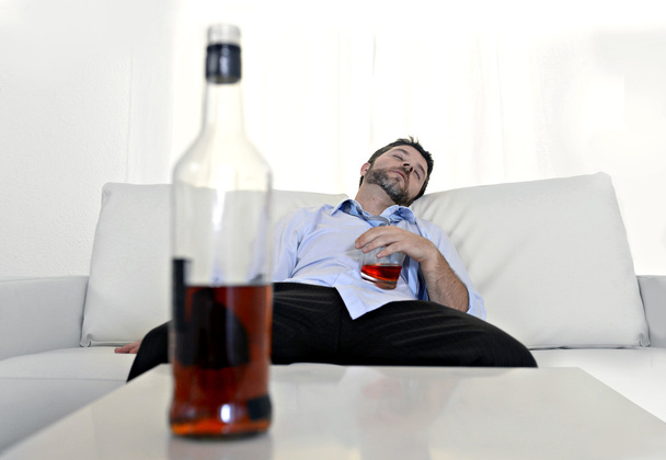п'яний бізнесмен витратив гроші і пляшку віскі в алкоголізмі
 - Фото, зображення