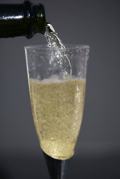 Champagne Close Up. Champagne Bubbles. Champán. Verter champán en una copa. Copa de champán. - Foto, Imagen