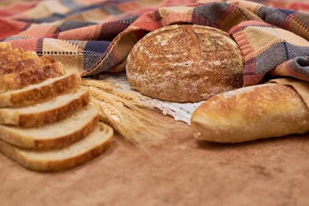 Verscheidenheid aan verse huisgemaakte zuurdesem Brood op een rustieke achtergrond - Foto, afbeelding
