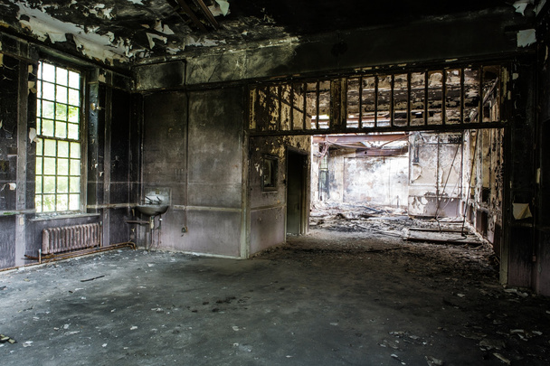 Antigo edifício abandonado
 - Foto, Imagem