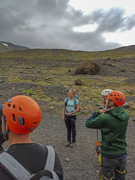 Touristen und Besucher genießen die atemberaubende Aussicht auf die Landschaft auf der Route von der Fahrt durch Island in der Sommerzeit. Island, Europa. - Foto, Bild