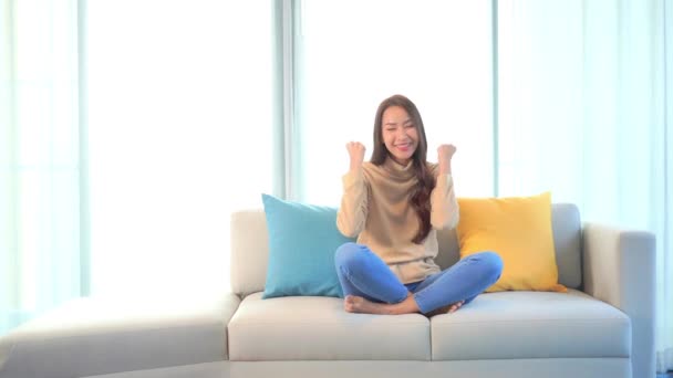 кадры красивой азиатской женщины расслабляющей дома - Кадры, видео
