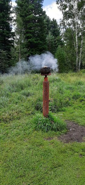 Bouddhisme rituel encens aromatique fumée photo allongée adapté pour le tourisme d'histoires Baikal - Photo, image