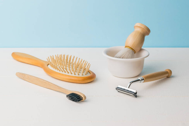 Stylish wooden shaving and washing accessories on a white table. Men's accessories for appearance care. - Foto, afbeelding