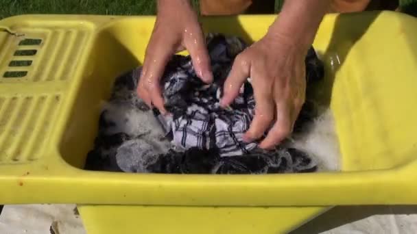 χέρια πλένουν τα ρούχα - Πλάνα, βίντεο