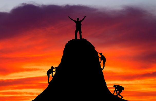 muž na vrcholu hory a ostatní lidi, aby vyšplhat nahoru. spo - Fotografie, Obrázek