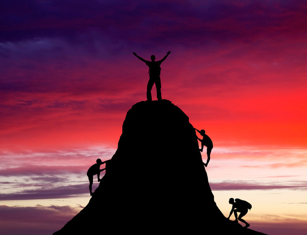 Mann auf dem Gipfel des Berges und die anderen Leute, um hinauf zu klettern. spo - Foto, Bild