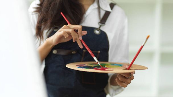 Kırpılmış, boya fırçası kullanarak palet tutan ressam renk, sanatçı kız, yaratıcılık - Fotoğraf, Görsel