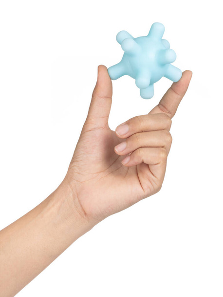 Hand hält blaues Gummiball-Spielzeug isoliert auf weißem Hintergrund  - Foto, Bild