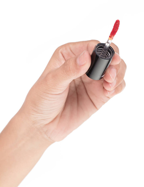 Ręczne trzymanie Red Lip Glosses izolowane na białym tle. - Zdjęcie, obraz