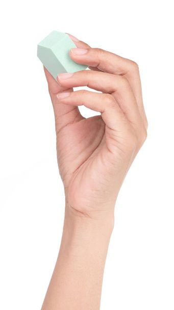 Ręczne trzymanie gąbki do makijażu izolowane na białym tle. - Zdjęcie, obraz