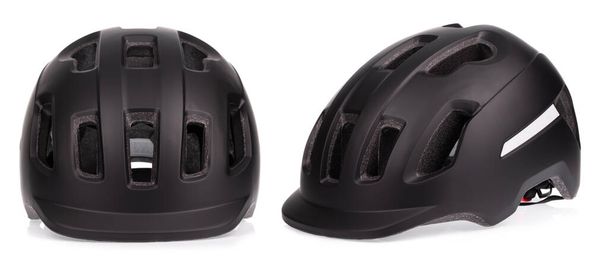Черный велосипедный шлем изолирован на белом фоне. - Фото, изображение