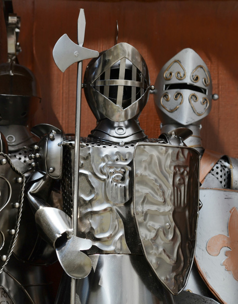 Tres caballeros guardianes con armaduras de hierro
 - Foto, Imagen